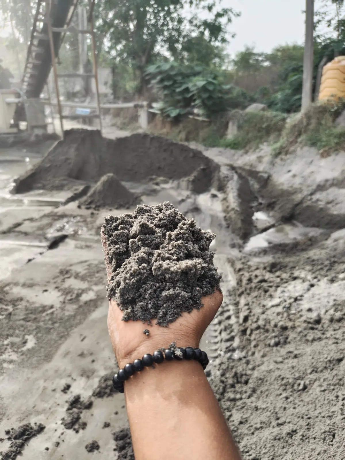 P-Sand (plastering sand) on a hand-held pile, fine off-white material